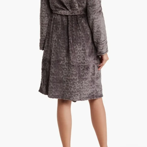 Womans Robe - Picture 2 of 3